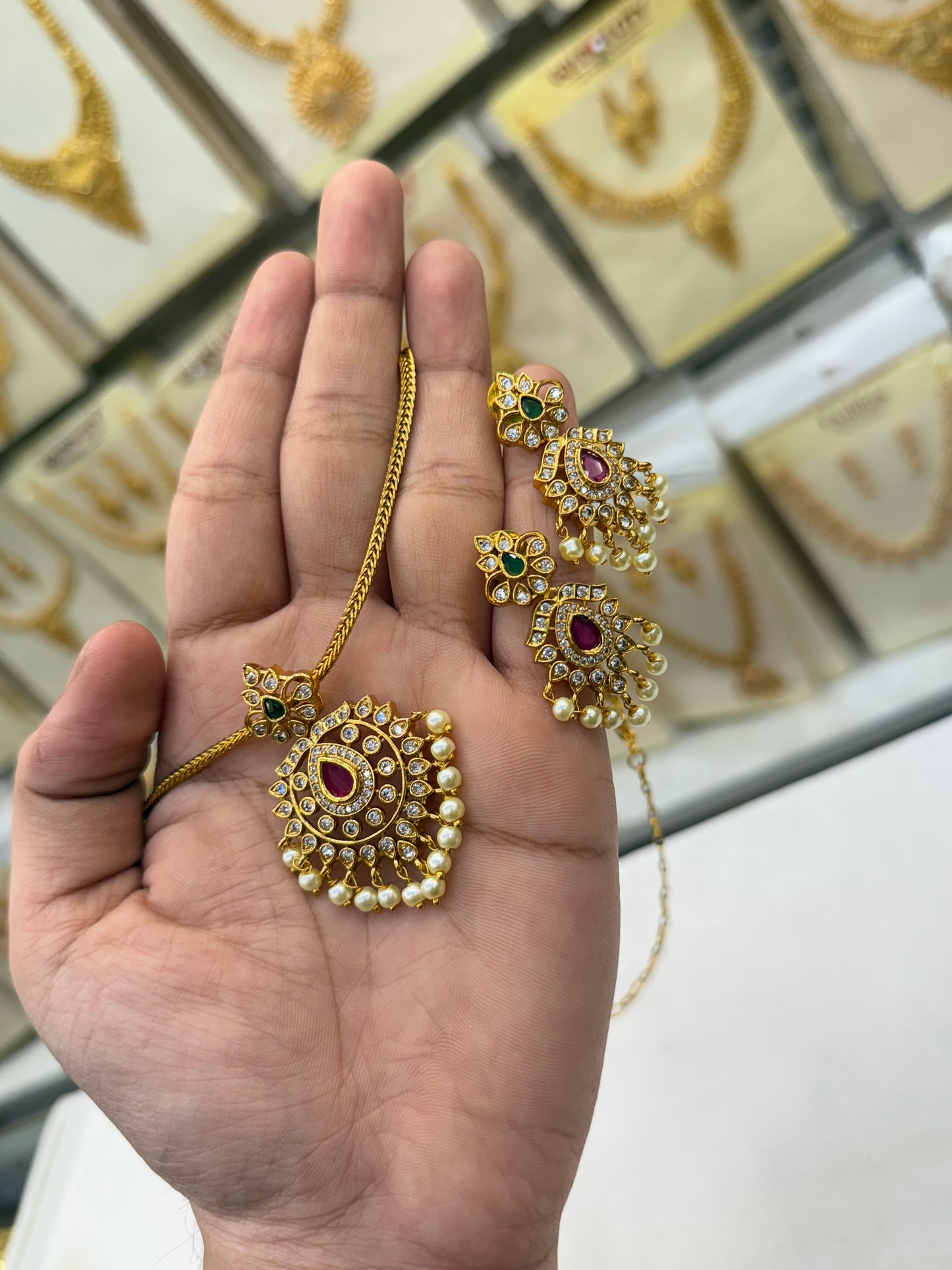 Flower pendant necklace