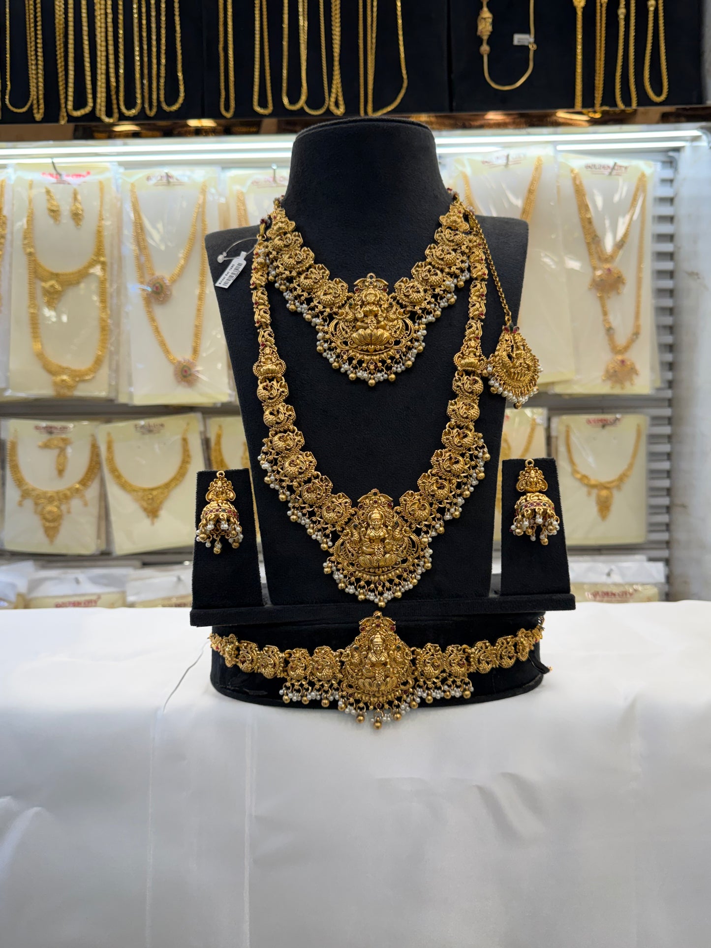 Antique Beats Model  Bridal Set