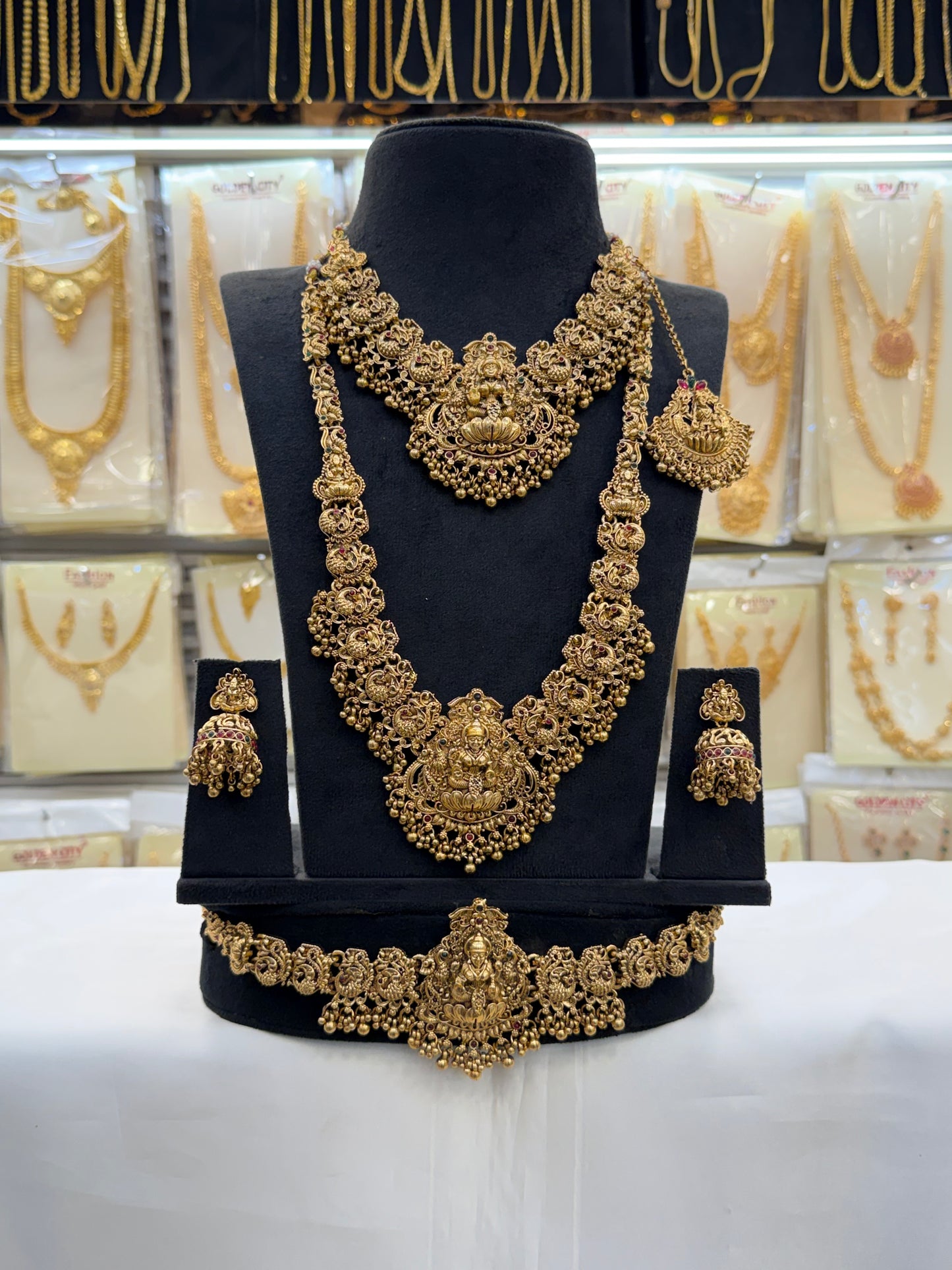 Antique Beats Model  Bridal Set