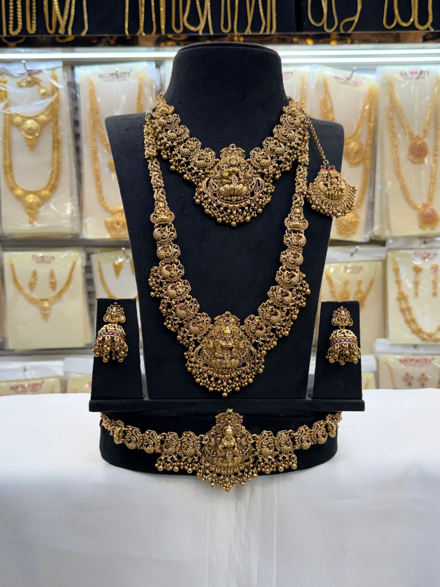 Antique Beats Model  Bridal Set