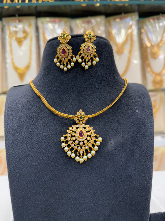 Flower pendant necklace