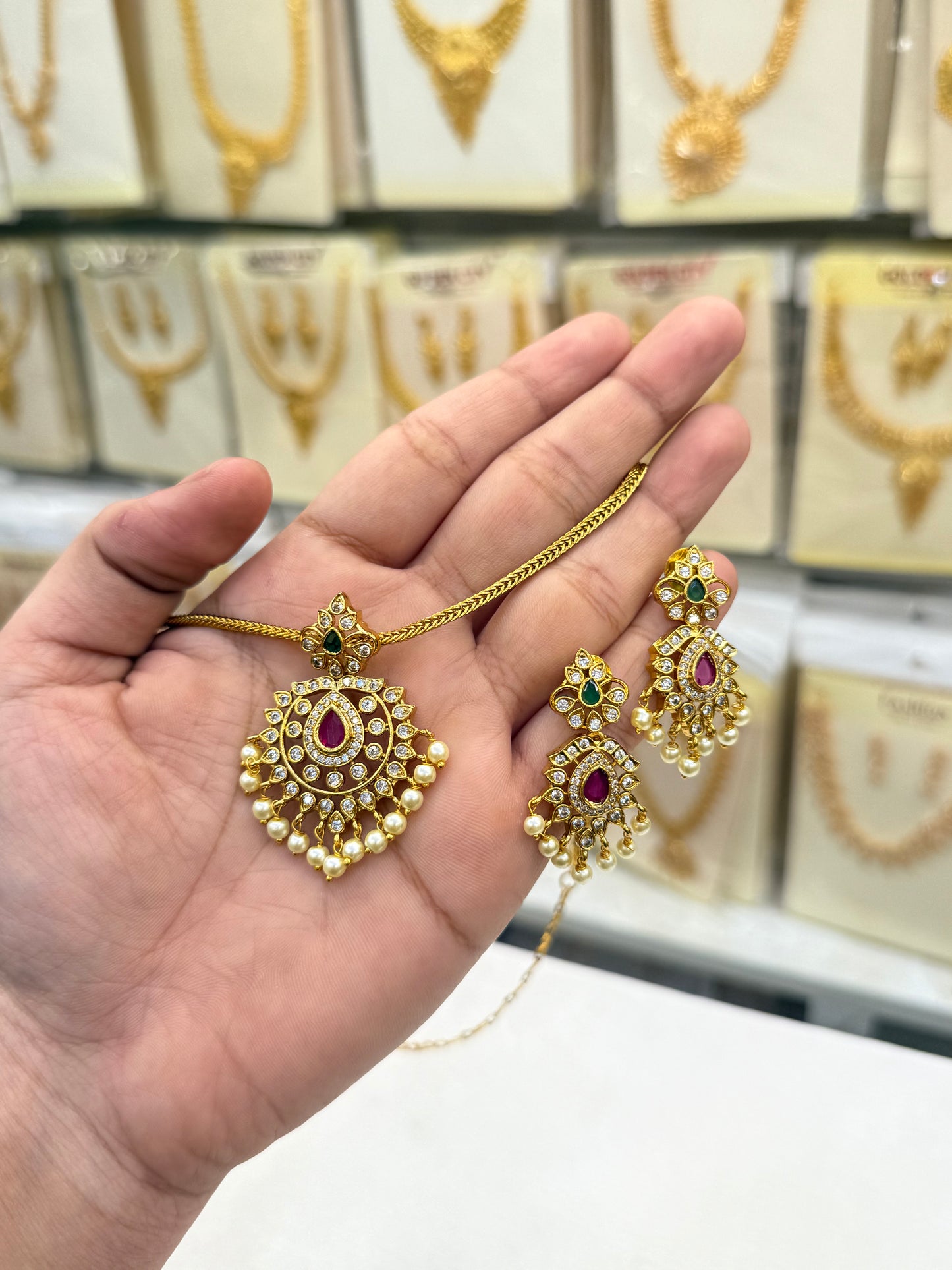 Flower pendant necklace